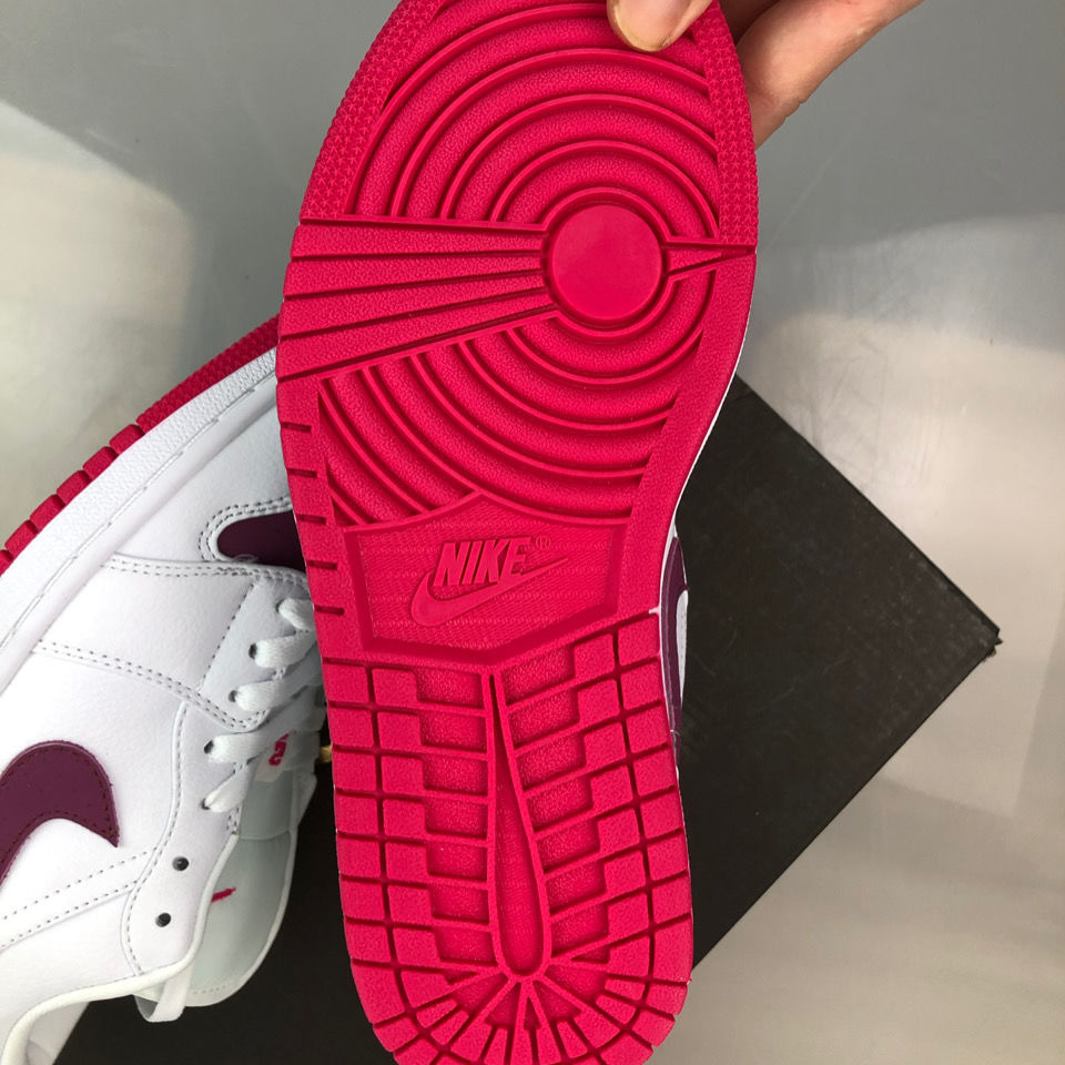 板鞋闭合方式:系带流行元素:镂空风格:运动风制鞋工艺:胶粘鞋鞋底材质