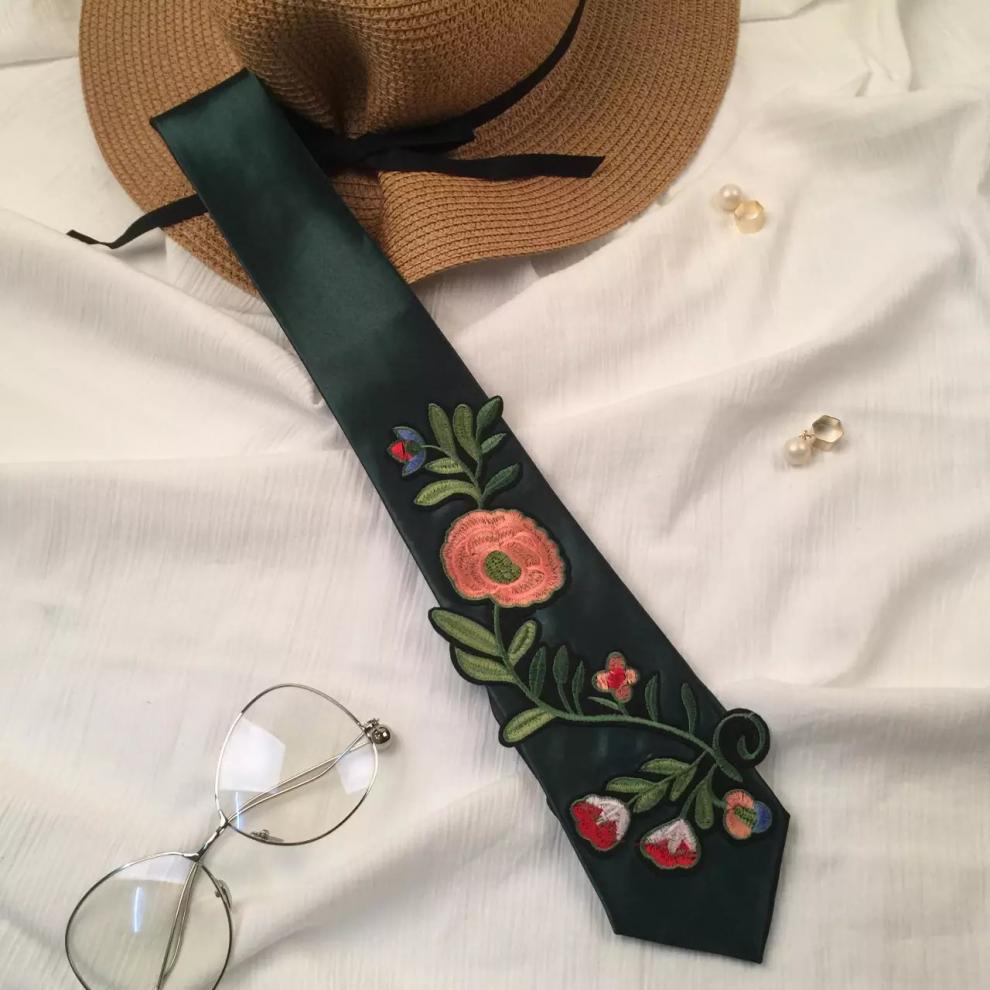 2017年冬季新款韩国潮流新品百搭绸缎贴花女士小领带玫瑰花刺绣领巾