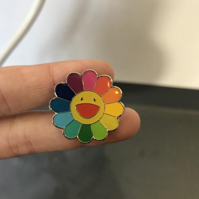 经典太阳花徽章 胸针 四色 黑白黑脸胸针