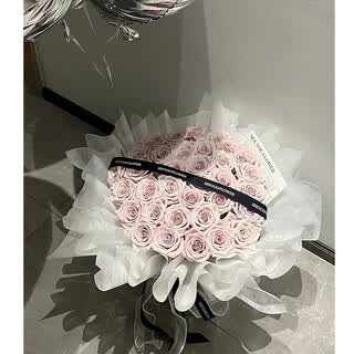 Blumenlieber manta-rosenstrauß wird zu ihnen nach hause in derselben stadt geliefert als geburtstagsstraußgeschenk für ihre freundin, ehefrau, beste freundin. 33 manta-rosen – umarmungseimer + 2 luftballons. lieferung innerhalb derselben stadt. unterstützt termine.