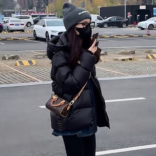 Garnuo black down jacket women's short small 2026 winter new white duck down american hooded thickened bread jacket black s 80-105jin jin is equal to 0.5 kg