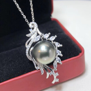 Fashion tahitian seawater black pearl pendant, round and bright design, fashionable and elegant, showing the charm of the upper body.