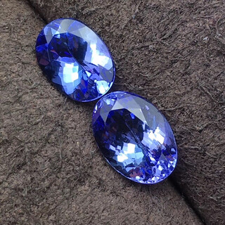 Junzheng caibao's high-end tanzanite loose stone. the color is good and the fire color rod crystal is relatively clean. it can be inlaid with luxurious atmosphere. blue