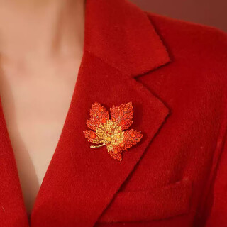 Idel brooch, high-end women's exquisite orange-red rhinestone maple leaf pin buckle design niche suit corsage embellishment accessories rhinestone maple leaf brooch xz0505