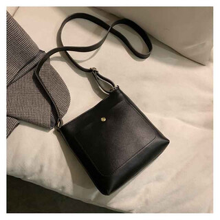 Queen trip popular texture crossbody niche women's bag 2023 new fashion single shoulder crossbody bag for women versatile ins small square bag trendy black