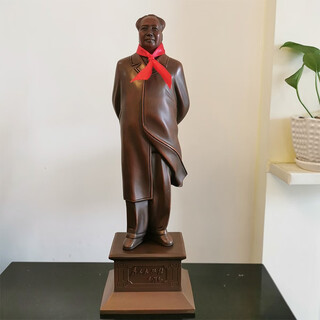 The former capital of the red brigade, mao zedong's ornamental head, pure bronze statue, full body windbreaker, standing with hands on his back, like mao zedong's office home sculpture ornaments, 29cm copper windbreaker statue