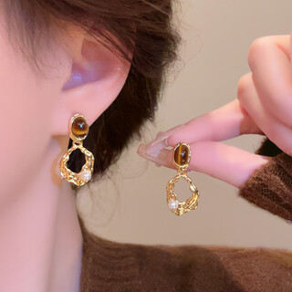 Nianfu ear clip earrings for women without pierced ears, new style, maillard autumn and winter amber earrings, mid-autumn gift for girls, triangular ear clip, amber