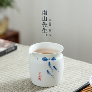 Mr. nanshan kung fu tea set ceramic tea divider tea set accessories household tea sea hand-painted blue and white fish fair cup hand-painted fish fair cup