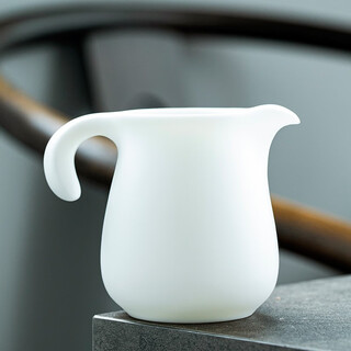 Yuquan longmen mutton-fat jade porcelain unfired fair cup dehua white porcelain tea sea kungfu tea set anti-scalding ceramic tea dispenser with handle mutton-fat jade porcelain unfired handle tea sea (about 250ml)