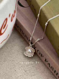 Zhongyi autumn and winter light luxury niche pearl shell sterling silver necklace 2024 new style stacked temperament sweater chain clam bead style in stock