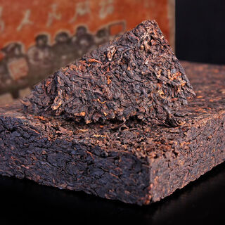 Huangmao 1976 version yunnan serving the people lao ban zhang pu'er tea cooked tea brick palace tea 1kg 2000g (two bricks) is more cost-effective