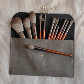 Yahligs 12 pcs imitation mahogany imitation snow fox fur makeup set brush does not pierce the face and does not shed hair eye shadow brush loose powder brush blush brush accidental 12 pcs makeup brush + envelope bag