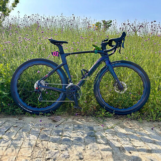 Twitter carbon fiber wide tire road car heavyweight all-road car v3 barrel axle oil disc brake internal wiring shuntai speed link transmission full color changing frame + color changing wavy wheel 700c51/height 176-183cm carbon straight handlebar-shimano m6100-12 speed full oil brake