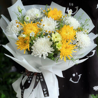 Huayiwan tomb-sweeping festival chrysanthemum flowers are delivered to the same city for sacrificial bouquets to flower shops across the country. 11 yellow and white chrysanthemums are mixed with white packaging. the flowers are delivered to your door in the same city and the estimated delivery time is displayed. just leave a message and receive the flowers.