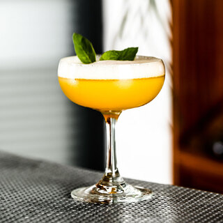 High-gloss crystal glass, classic martini glass, retro cocktail glass, saucer-shaped champagne glass, butterfly tower cup, glossy style - small size (150ml)