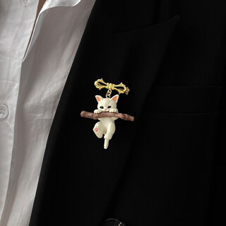 Molc cute japanese style kitten hugging a branch three-dimensional brooch 3d badge badge clothes anti-exposure buckle pin couple xz0323 cat brooch
