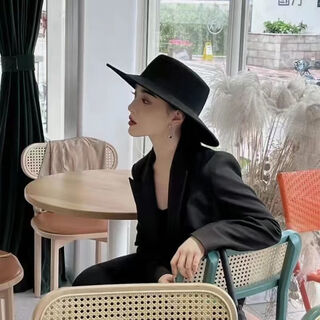 Pearl diary designer french retro imitation woolen large brim hat for women autumn and winter style hepburn style flat top black 10 cm brim hat with adjustable girth (55-58)