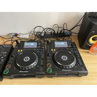 A pair of pioneer 2000 disc players, cdj2000, display in chinese when used normally