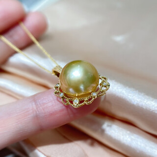 Yue fei 12-13mm south sea gold bead pendant, 18k inlaid with diamonds, retro lace style, nearly round, strong light and flawless, given to my wife, with silver chain and certificate
