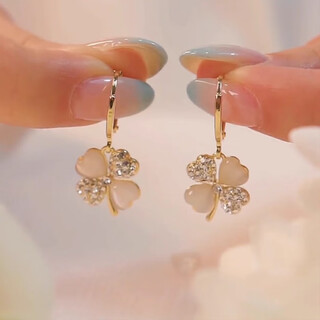 Qmxd four-leaf clover earrings for women, versatile niche design, light luxury and high-end 2025 new trendy earrings for women
