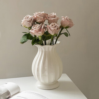 Jingdong flowers französische keramikvase, kleines high-end-blumenarrangement, retro-amerikanische rose, wohnzimmer, leichtes luxus-ornament, weiß-creme-stil
