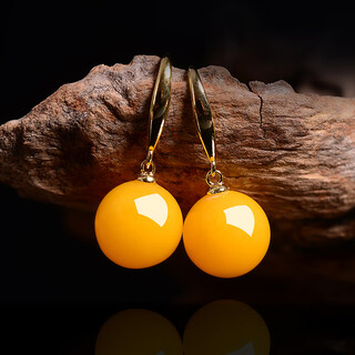 Beeswax earrings round bead earrings inlaid with chicken oil yellow old honey hook style women's sensitive earrings red blood 18k gold yellow beeswax earrings