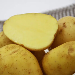 Approximately 250g of small yellow potatoes for one person