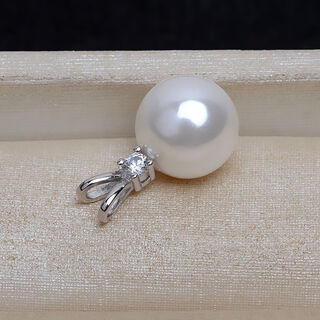 Pearl edge jingcui s925 ear v-shaped shell pearl pendant, fashionable and versatile, perfect round shape, 10mm white beads without chain