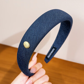 Zuoou denim blue gold label letter headband for women 2025 new high-end temperament headband simple and versatile wide-brimmed hair hole dark blue denim gold label