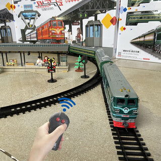 奥乐遥控电动火车玩具模型轨道套装绿皮东风4B内燃机开门带灯生日礼物 遥控绿皮+2绿车厢+站台+轨道 普通电池套装