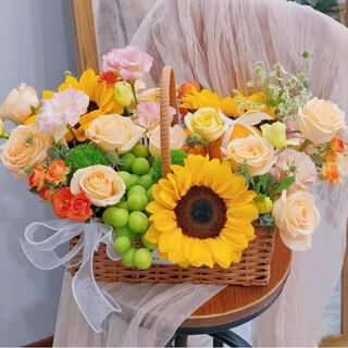 Airi flower and fruit gift box, french fruit gift box, fruit basket, intra-city express delivery for elders, wife, girlfriend, birthday gift, natural fruit color, green grape with platycodon, rose, sunflower, fresh flower and fruit hand-held flower basket