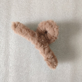 Plush hair clip for women's back of head ins grabber for women autumn and winter large shark clip hair clip headwear 11cm plush hair clip coffee color