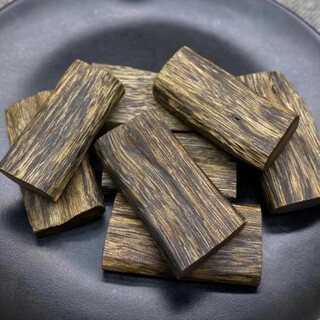 Dl 1998 fat dong lai, the same agarwood, wu shi brand, qinan ping an wu shi, old material, log, men and women, 99 shen, price per gram, one thing, one shot, drilling + lanyard