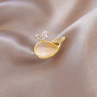 Quamer gold store style simple whale brooch for women, high-end niche design corsage, personalized fashion suit, gold