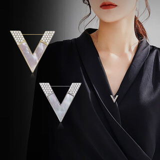 Renewal: the neckline of the clothes is too low, the anti-exposure buckle design sense v-neck small brooch women's neckline decoration fixed small pin 124# gold v-shaped