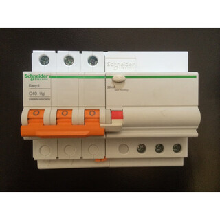 施耐德电气空开断路器空气开关380三相16204063带漏电3 32A