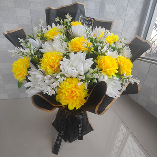 Simulated qingming festival tomb-sweeping ceremony, funeral supplies, plastic fake flowers, chrysanthemum bouquet in hand, oversized simulation table