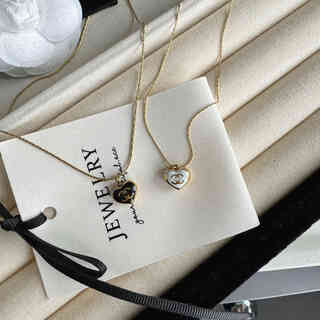 Muqian black love peach heart necklace women's titanium steel non-fading niche advanced clavicle chain autumn and winter sweater chain short new style black peach heart