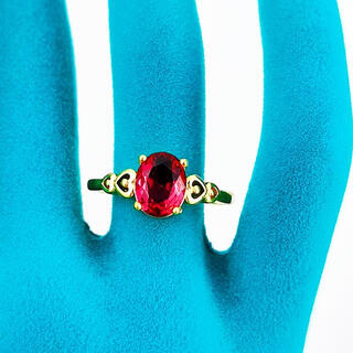A red stone ring set with red stones symbolizes luck. it is simple and compact. it is a versatile accessory for friends.