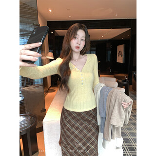 Eia yiyao has a good figure both inside and outside. v-neck sweater for women in autumn and winter. korean style slim long-sleeved top. oatmeal color top. medium and high elasticity. s. 85jin jin is equal to 0.5kg. 100jin jin is equal to 0.5kg. yiyao wears size s.