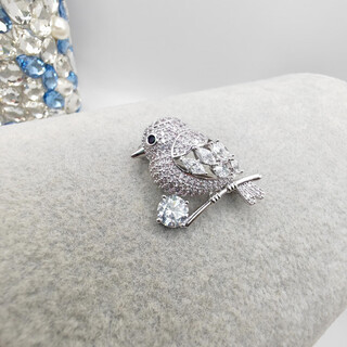 Xuping xuping jewelry magpie brooch new autumn and winter accessories for girls as birthday gifts x001034559 brooch