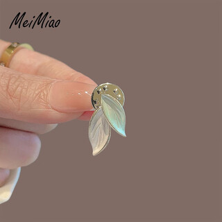 Quamer gold store style fresh leaf small brooch, high-end women's niche design ins anti-exposure brooch, personalized and trendy leaf brooch