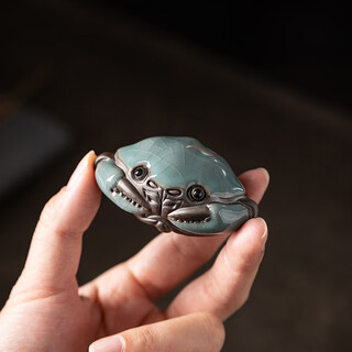 Xixi taitai ceramic small crab tea pet ornaments ge kiln handmade crabs can be raised for tea and creative tea table decorations fu jia tian xia - pair of small crabs