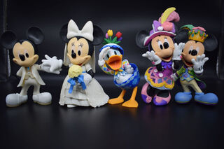 Shantou lincun cross-border mickey mouse hand-made figurine, formal wedding dress, mickey donald duck model, animation peripheral toys and ornaments, 5 types of mickey