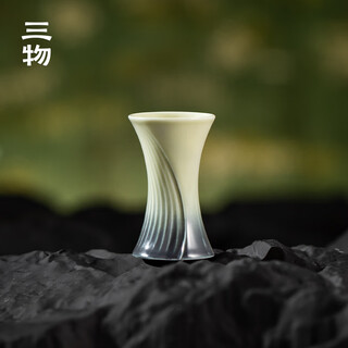 Three things: white wine glass, high-looking chinese ceramic wine glass, exquisite single-cup spirit glass, hold this green wine glass, hold this green wine glass