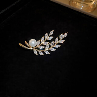 Quamer brooch, high-end women's 2024 new design, niche pin, small fragrance style coat, gold