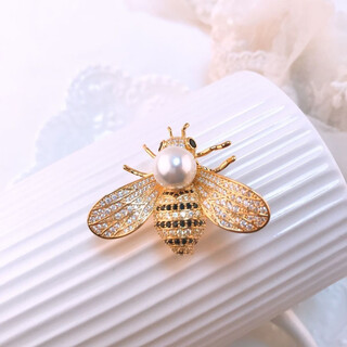 Oemg zhao liying's same style little bee pearl brooch, high-end women's corsage brooch, exquisite suit design, niche autumn and winter, golden little bee white pearl brooch