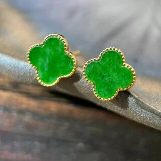 Li shen natural burmese a-grade jade green four-leaf clover earrings are stylish and fashionable 14k gold with gold bezel and inlay with four-leaf clover.