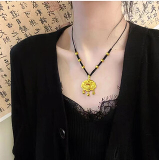 Mori uses the new 18k gold pendant safe lock women's gold lock 3d hard gold longevity lock necklace as a versatile gift for your girlfriend gold safe lock + luk fook black rope