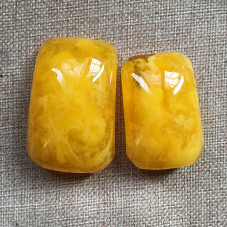 Only two pairs of natural second-generation beeswax amber chicken fat gold twisted honey demon flower ping an wu shi brand large and small pendant pendant necklace small model